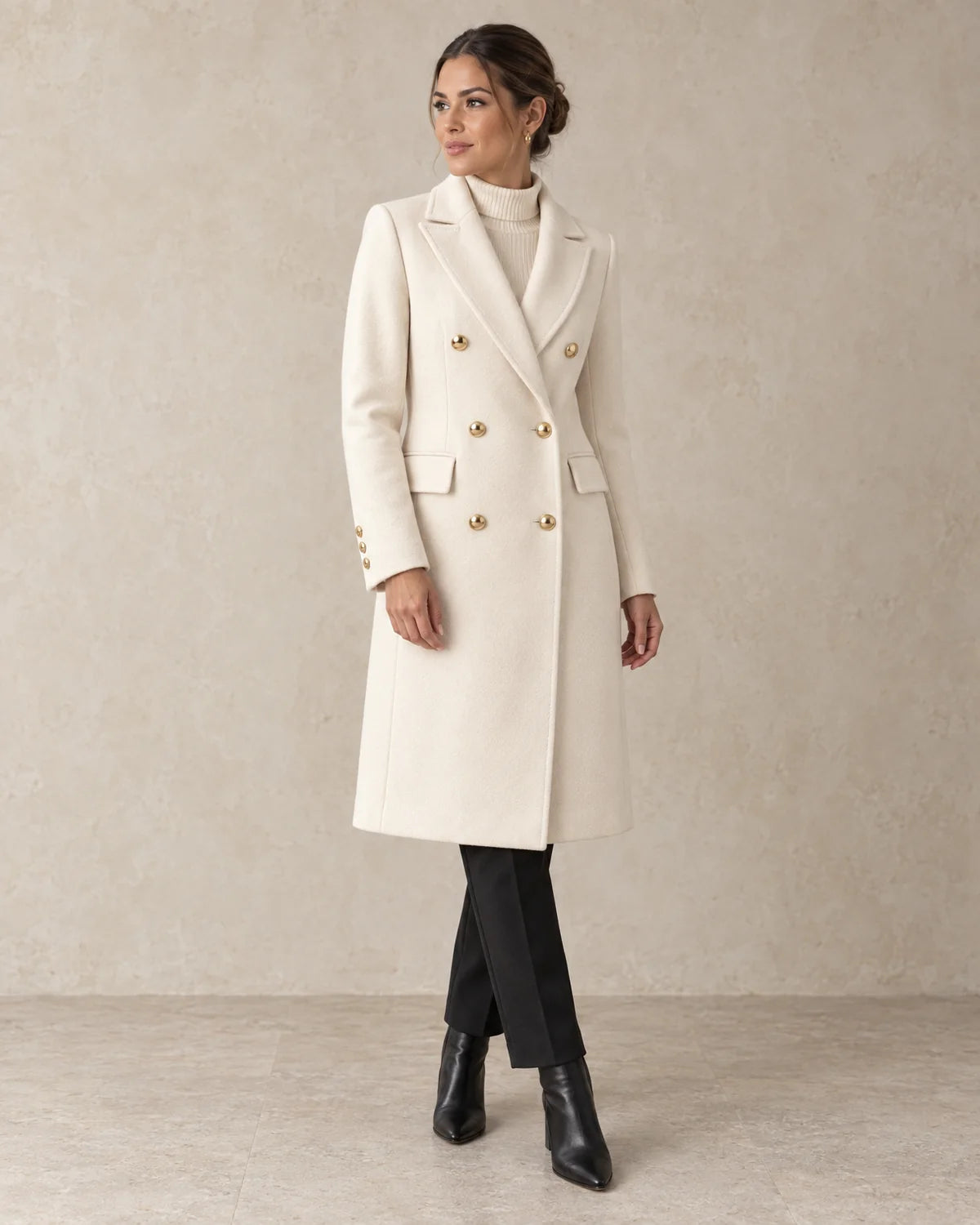 Nette Knielange Winterjas Dames in Beige, gedragen door model, driekwart aanzicht