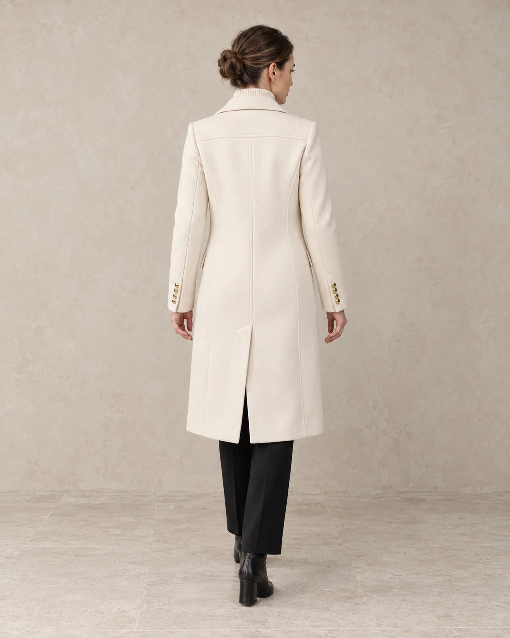 Nette Knielange Winterjas Dames in Beige, gedragen door model, achteraanzicht
