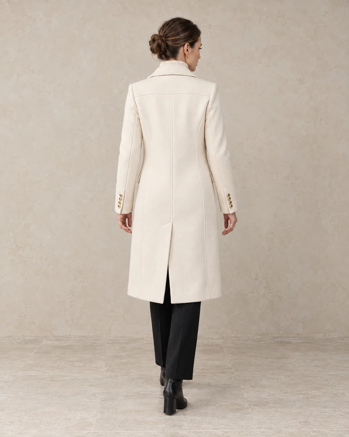 Nette Knielange Winterjas Dames in Beige, gedragen door model, achteraanzicht