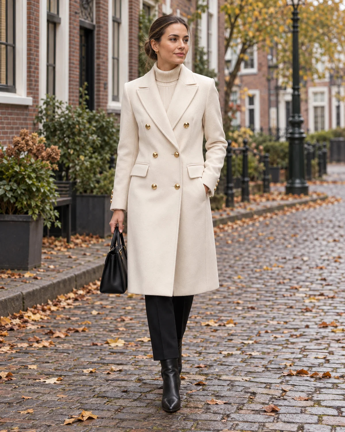Nette Knielange Winterjas Dames in Beige, gedragen door model, buiten