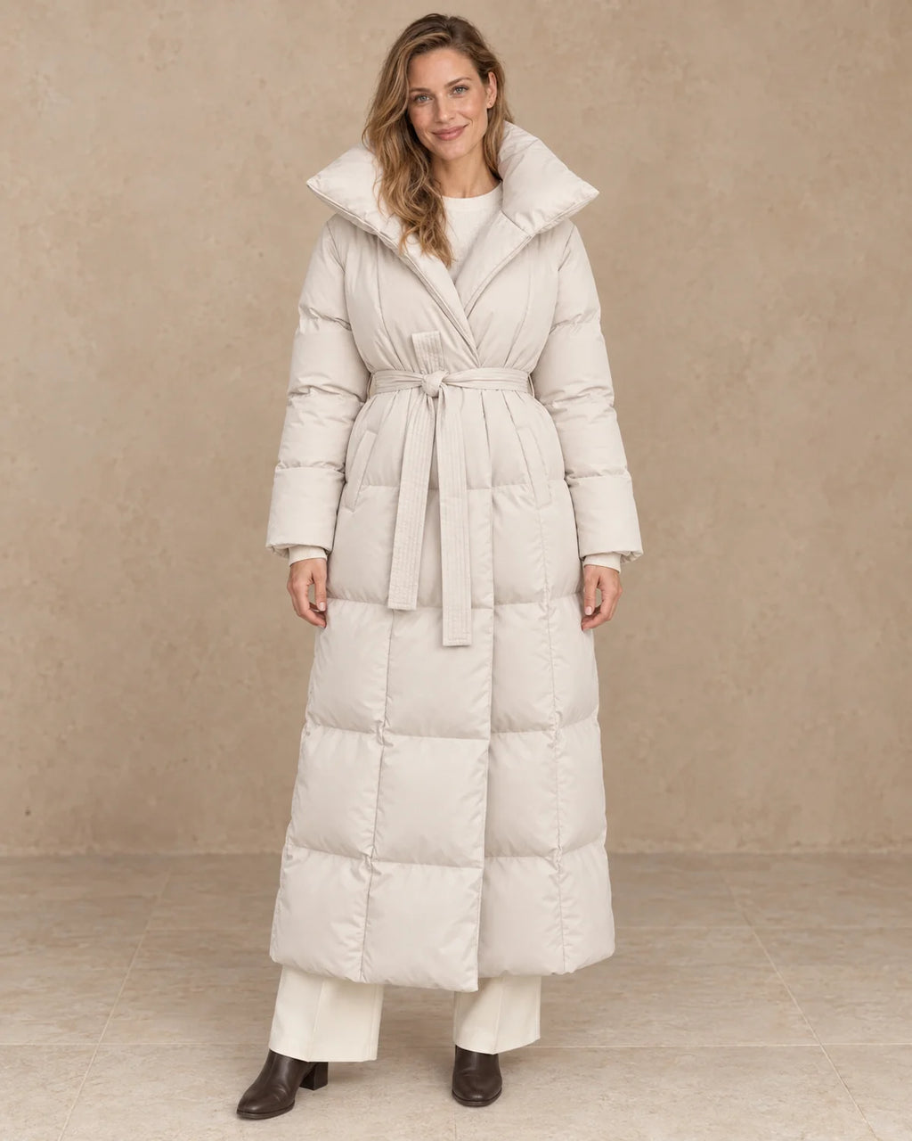 Lange Winterjas Dames met Grote Kraag in Beige, gedragen door model, vooraanzicht
