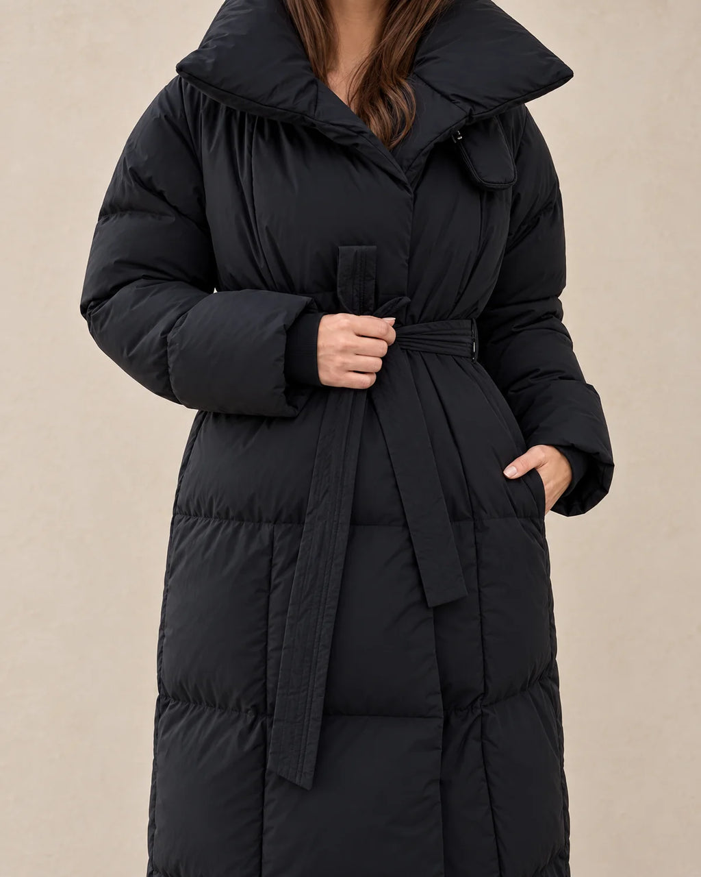 Lange Winterjas Dames met Grote Kraag in Zwart, gedragen door model, detail