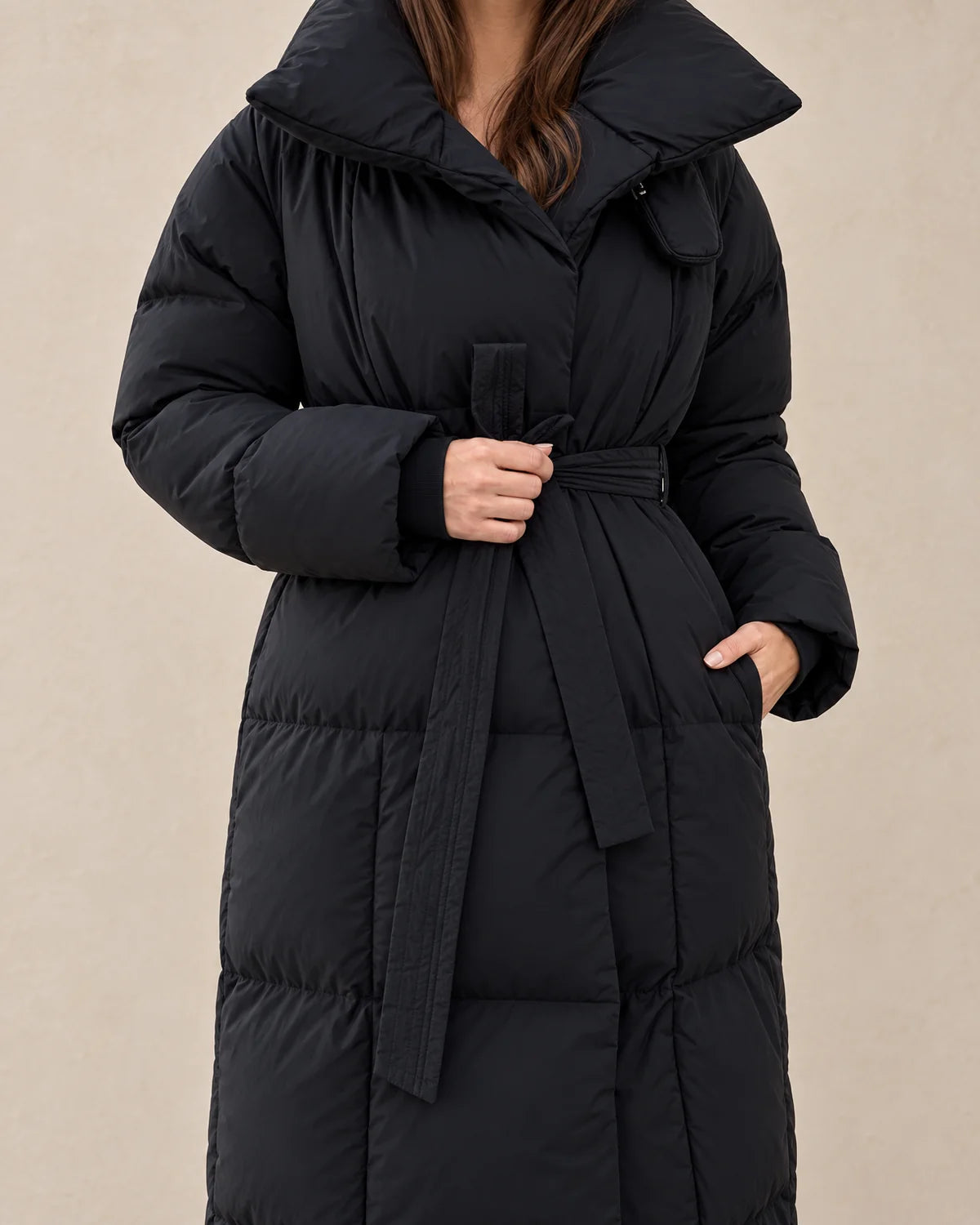 Lange Winterjas Dames met Grote Kraag in Zwart, gedragen door model, detail