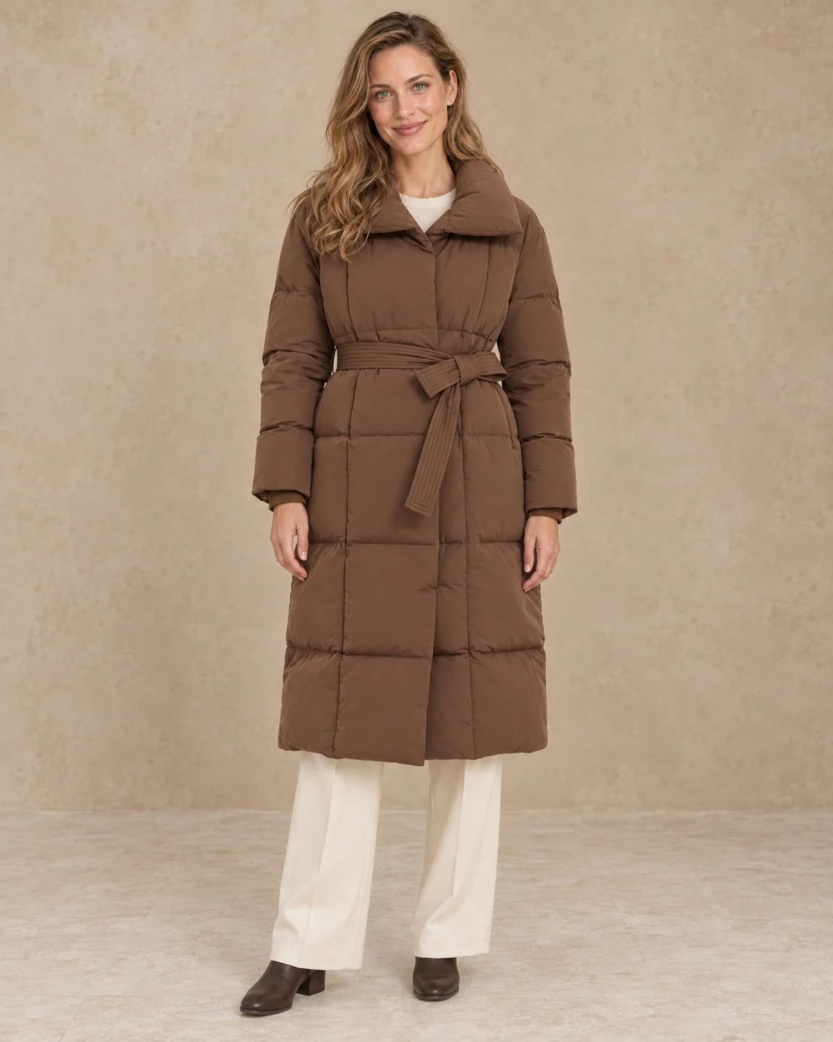 Bruine Lange Winterjas Dames met Ceintuur in Bruin, gedragen door model, vooraanzicht