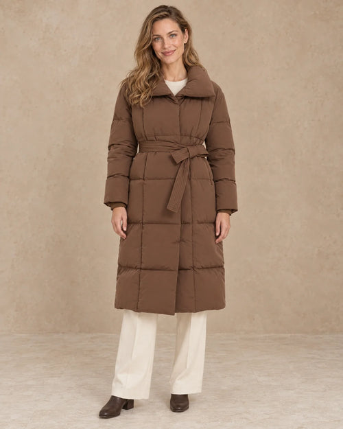 Bruine Lange Winterjas Dames met Ceintuur in Bruin, gedragen door model, vooraanzicht