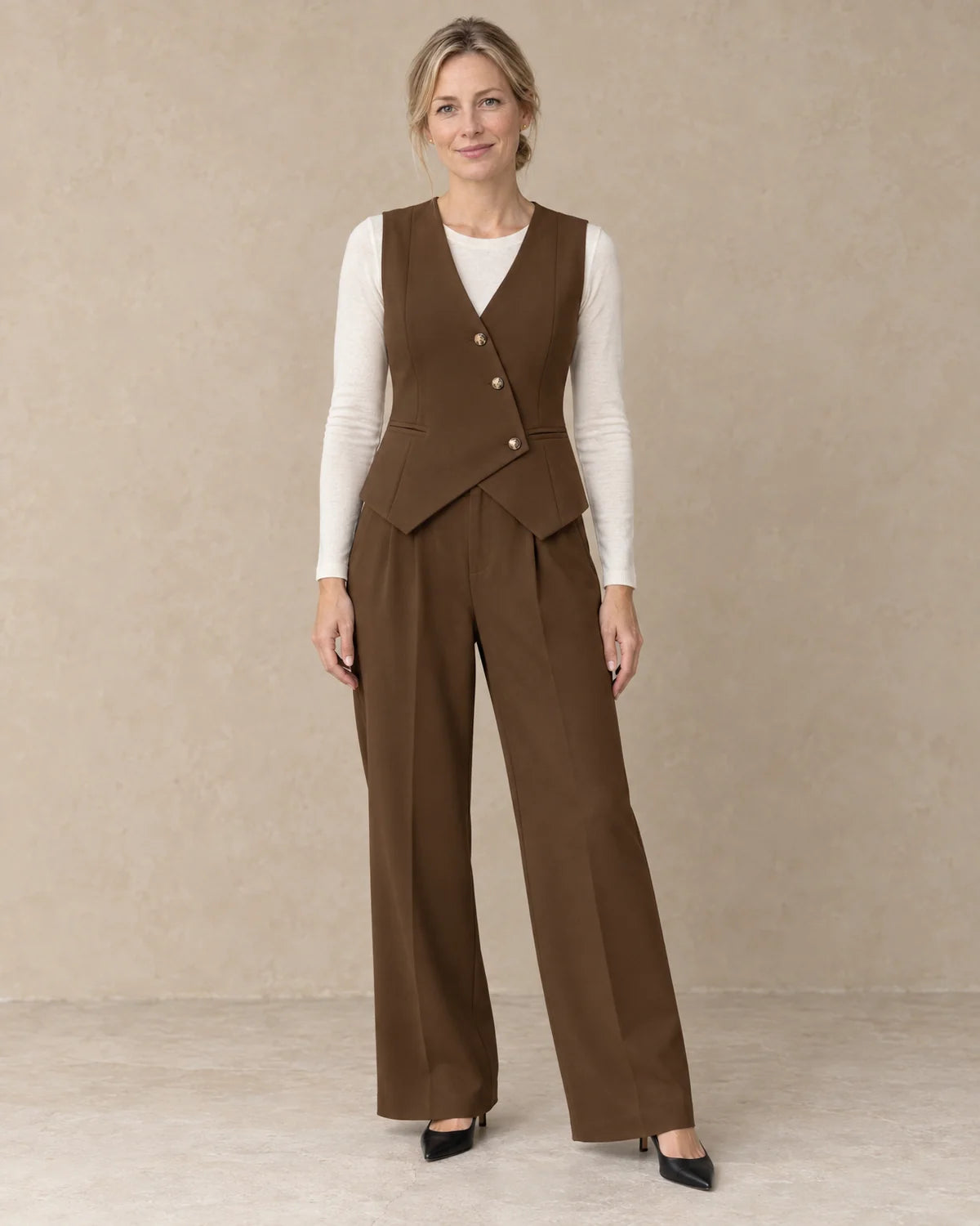 Broekpak Dames met Gilet en Wijde Broek in Bruin, gedragen door model, vooraanzicht