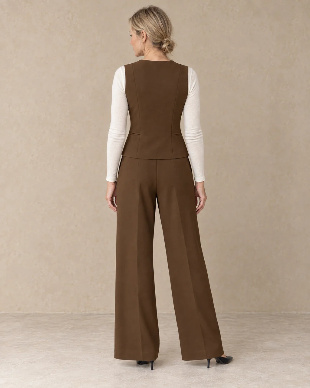 Broekpak Dames met Gilet en Wijde Broek in Bruin, gedragen door model, achteraanzicht