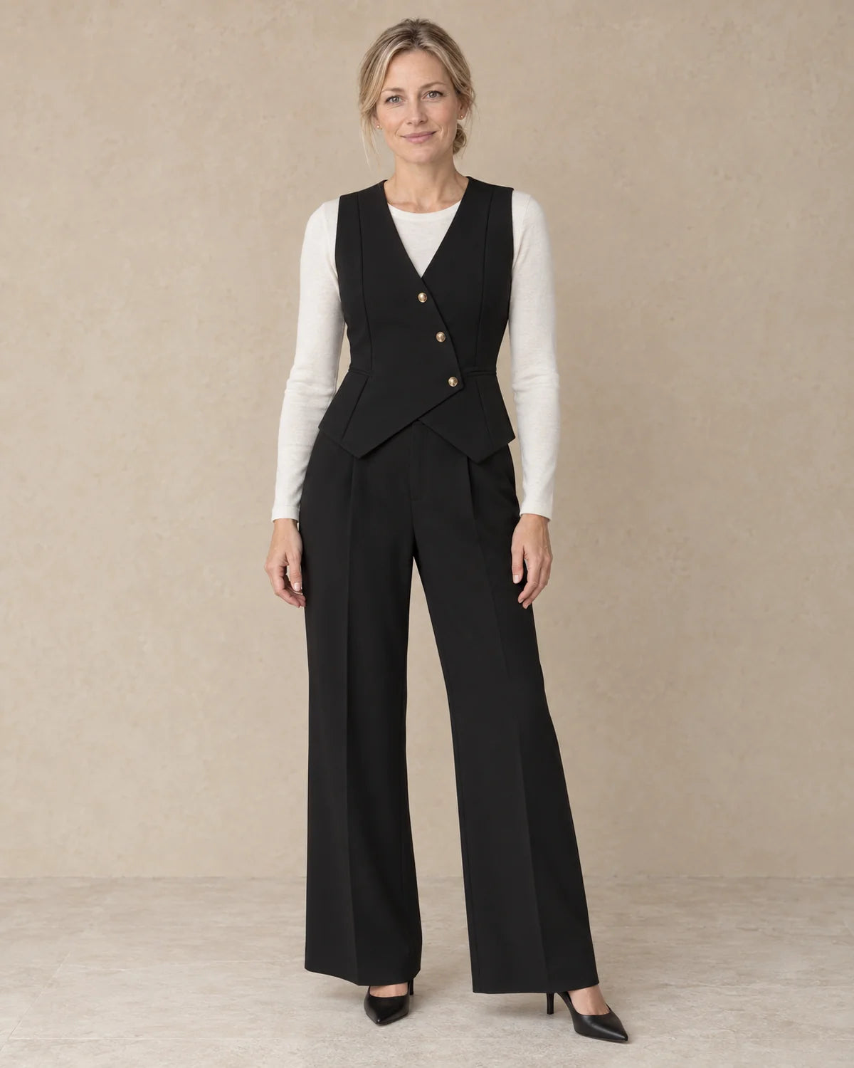 Broekpak Dames met Gilet en Wijde Broek in Zwart, gedragen door model, vooraanzicht
