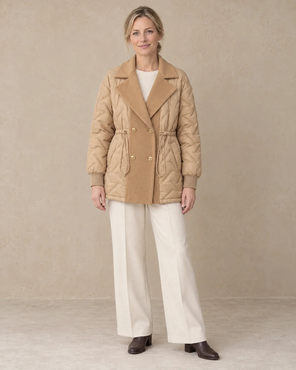Halflange Winterjas Dames met Revers in Zandbeige, gedragen door model, vooraanzicht