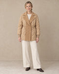 Halflange Winterjas Dames met Revers in Zandbeige, gedragen door model, vooraanzicht