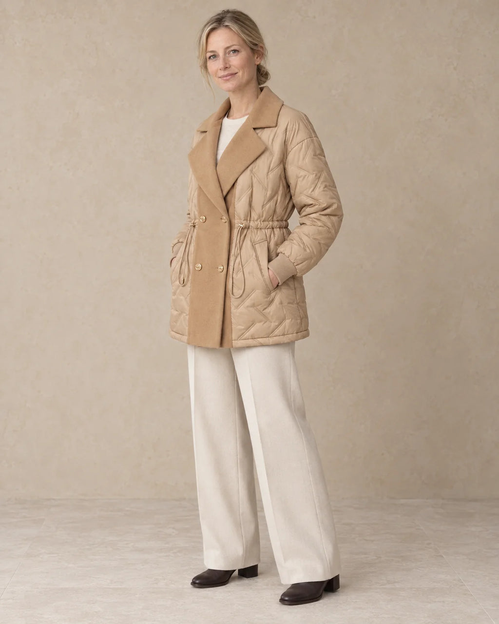 Halflange Winterjas Dames met Revers in Zandbeige, gedragen door model, driekwart aanzicht