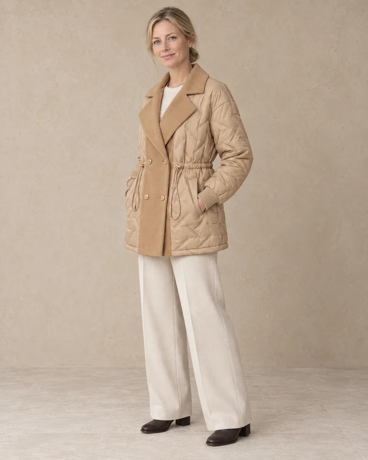 Halflange Winterjas Dames met Revers in Zandbeige, gedragen door model, driekwart aanzicht