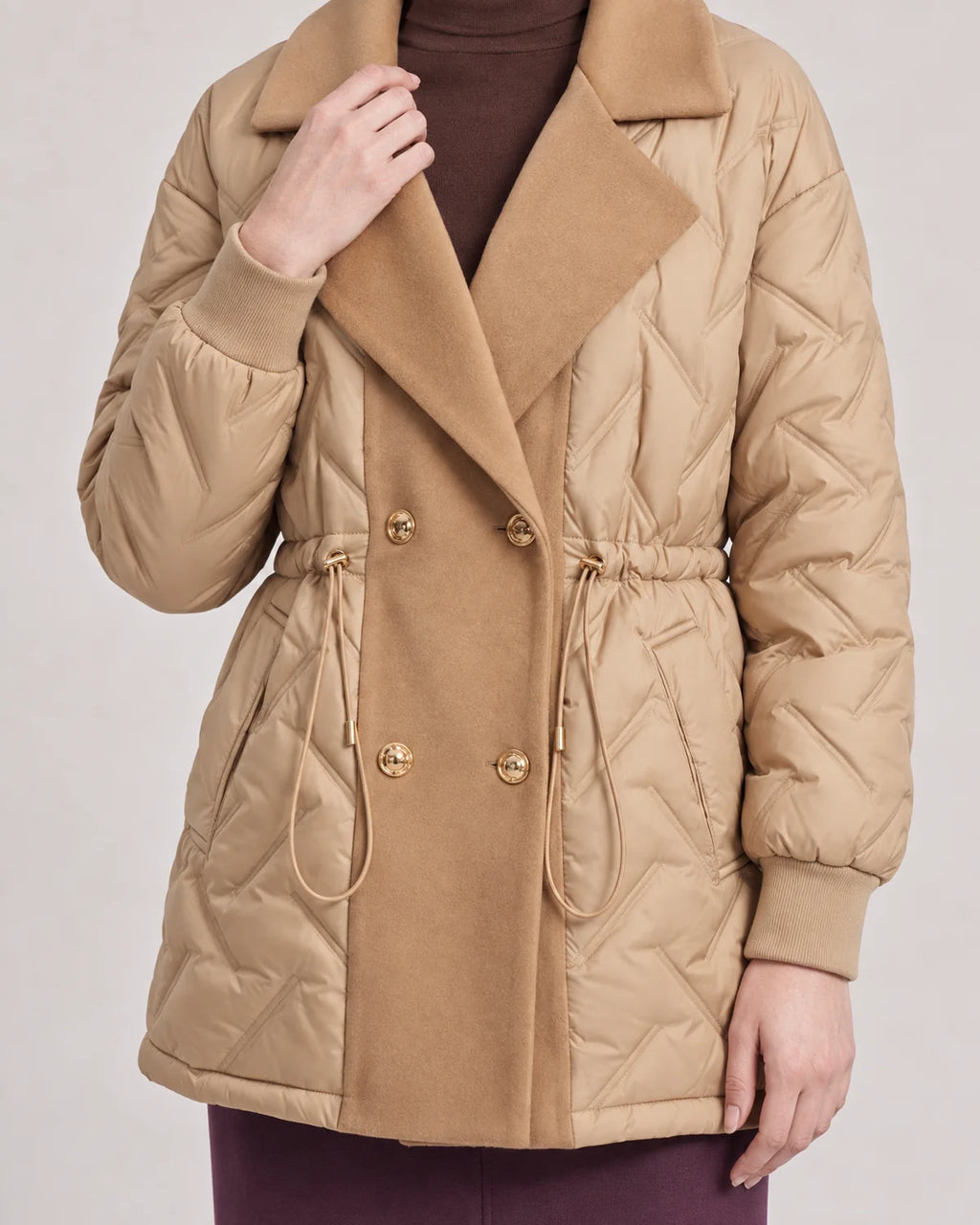 Halflange Winterjas Dames met Revers in Zandbeige, gedragen door model, detail
