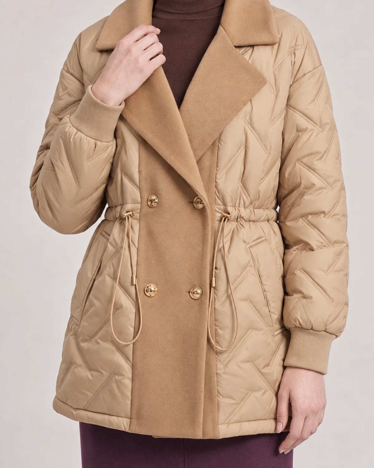 Halflange Winterjas Dames met Revers in Zandbeige, gedragen door model, detail
