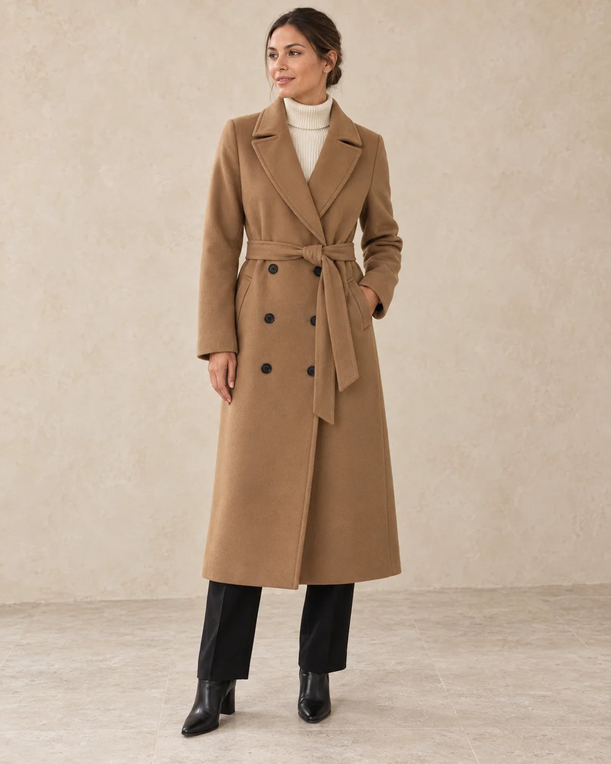 Lange Winterjas Dames Dubbelrij met Ceintuur in Lichtbruin, gedragen door model, vooraanzicht