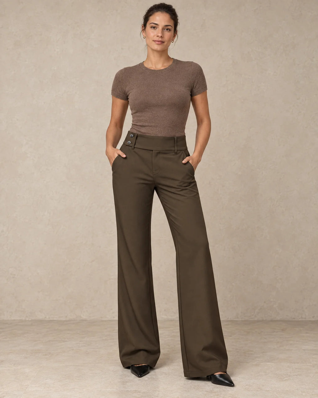 Nette Wijde Broek Dames met Hoge Taille in Koffie, gedragen door model, vooraanzicht