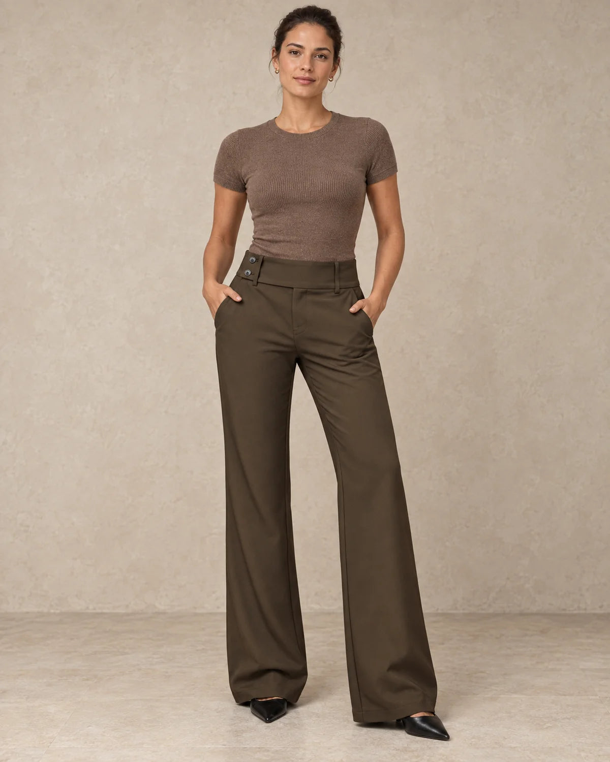Nette Wijde Broek Dames met Hoge Taille in Koffie, gedragen door model, vooraanzicht