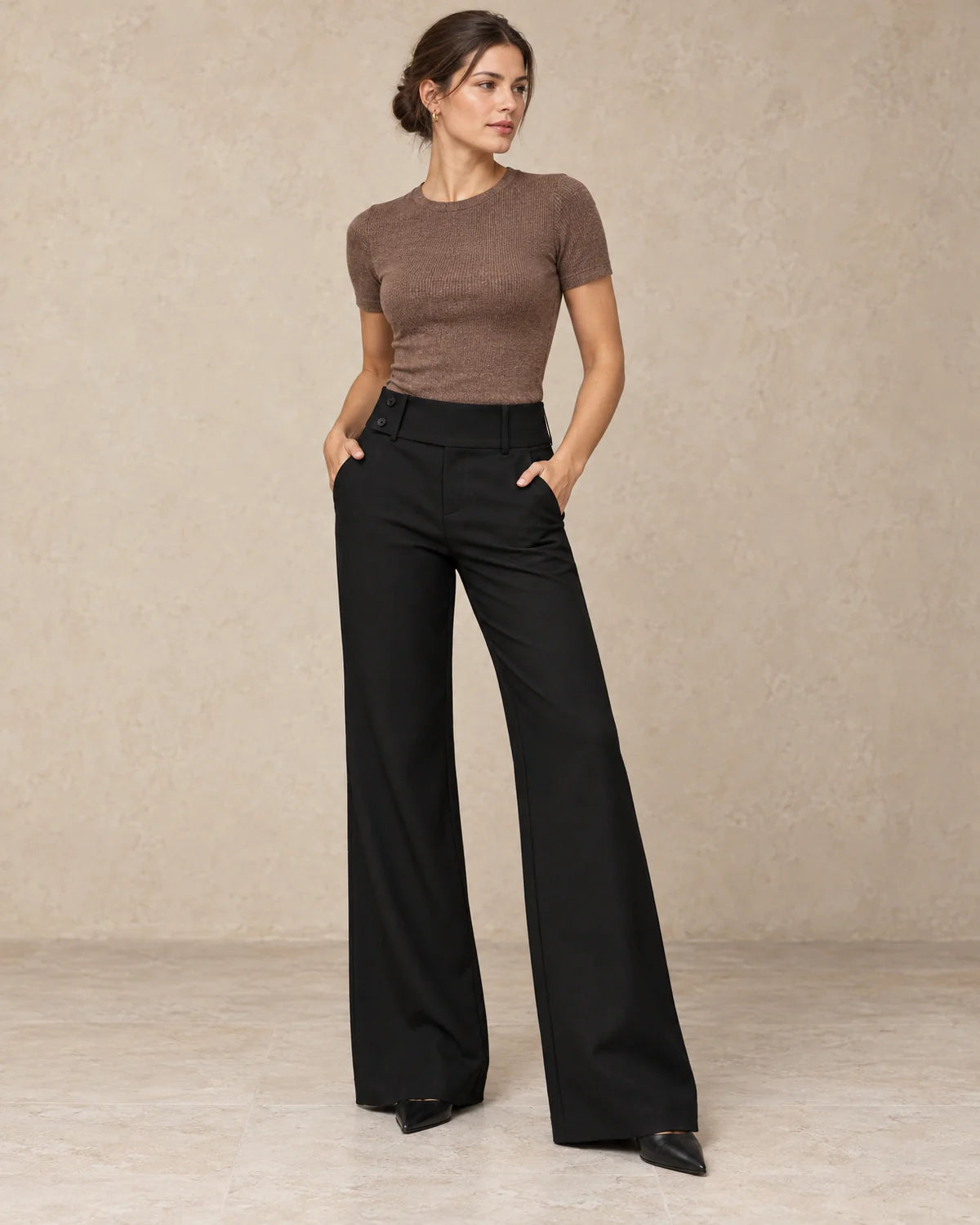 Nette Wijde Broek Dames met Hoge Taille in Zwart, gedragen door model, driekwart aanzicht
