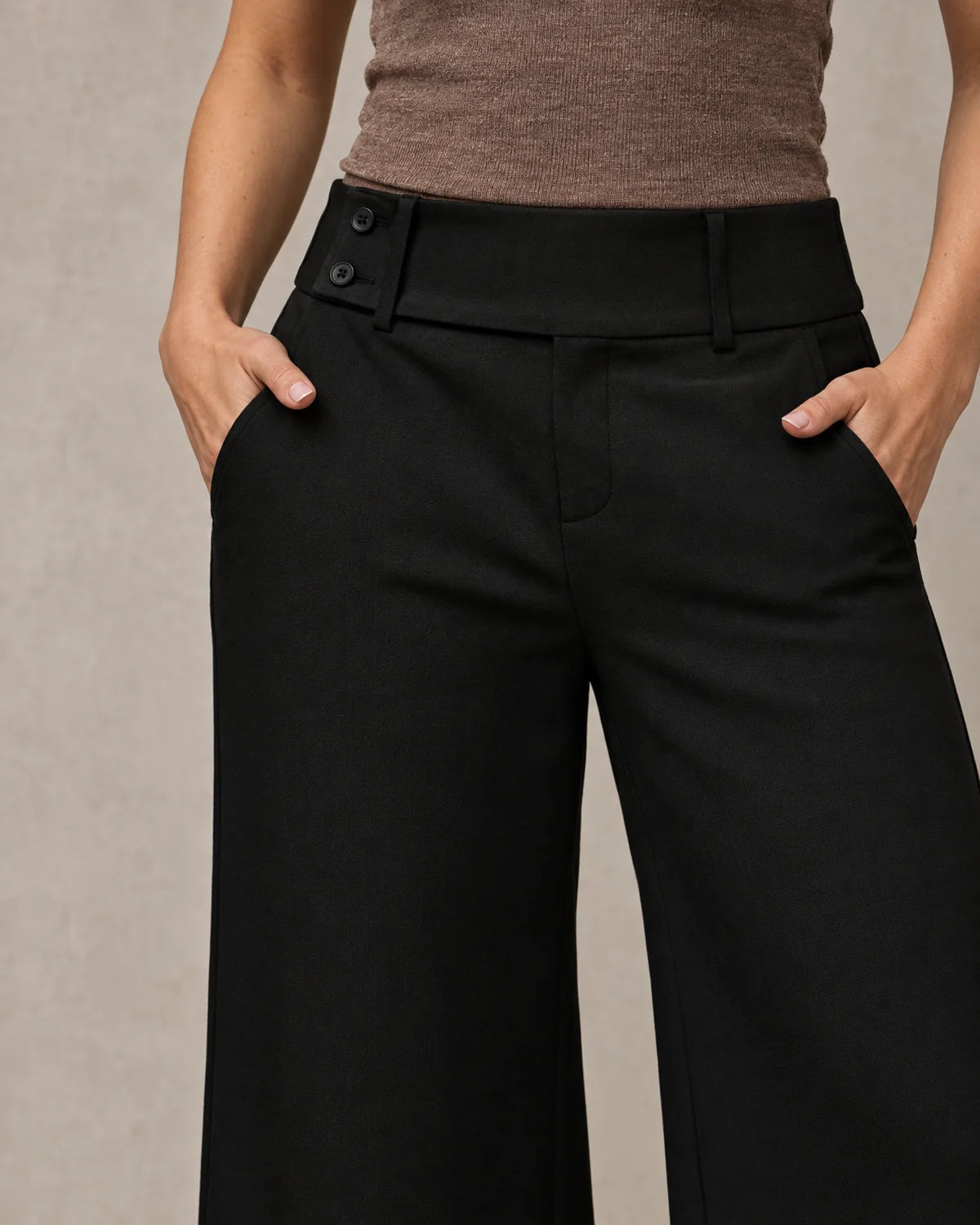 Nette Wijde Broek Dames met Hoge Taille in Zwart, gedragen door model, detail