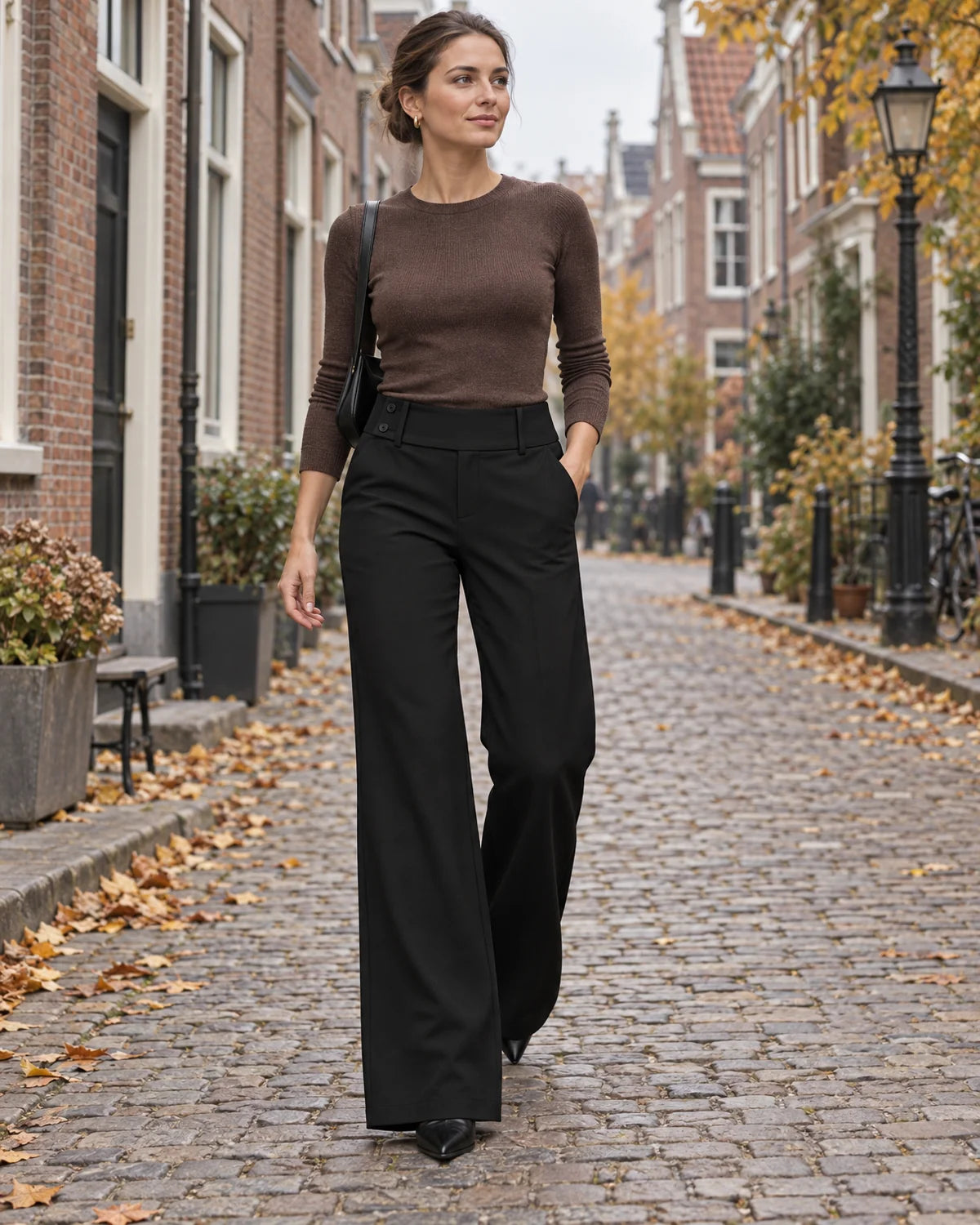 Nette Wijde Broek Dames met Hoge Taille in Zwart, gedragen door model, buiten