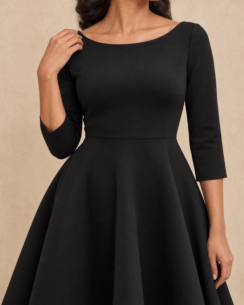 Midi Jurk Dames voor Bruiloftsgast in Zwart, gedragen door model, detail