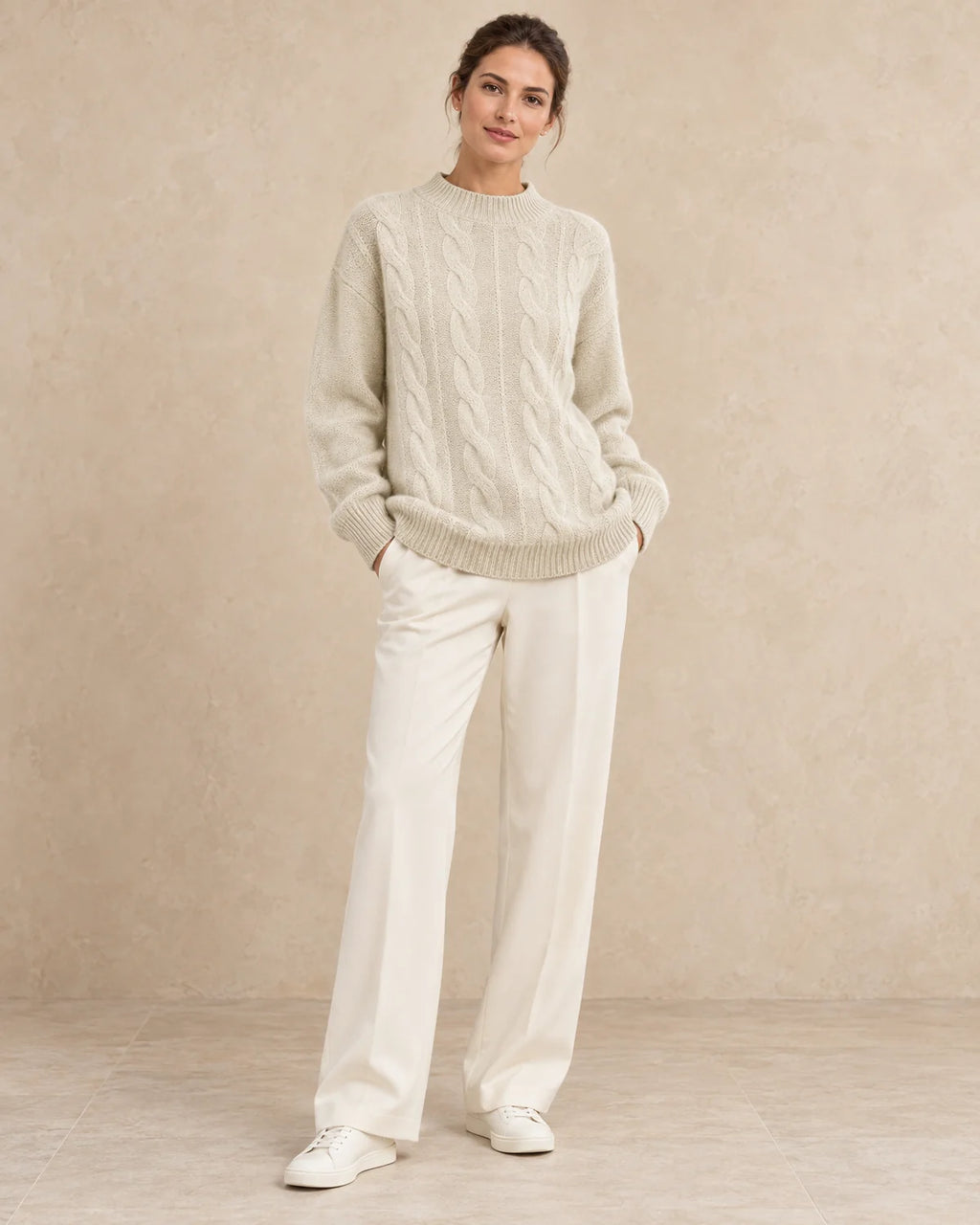 Warme Trui Dames met Kabelpatroon in Beige, gedragen door model, vooraanzicht