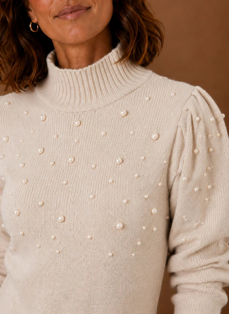 Fijngebreide Jurk Dames met Hoge Hals in Beige, gedragen door model, vooraanzicht