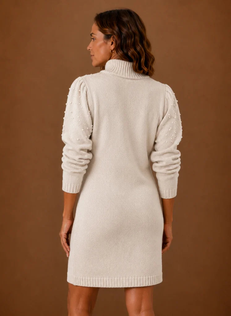 Fijngebreide Jurk Dames met Hoge Hals in Beige, gedragen door model, zijaanzicht