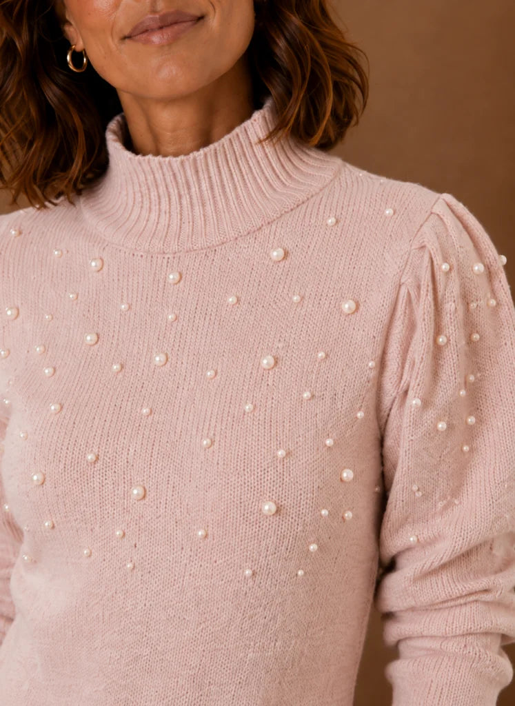 Fijngebreide Jurk Dames met Hoge Hals in Beige, gedragen door model, detailfoto