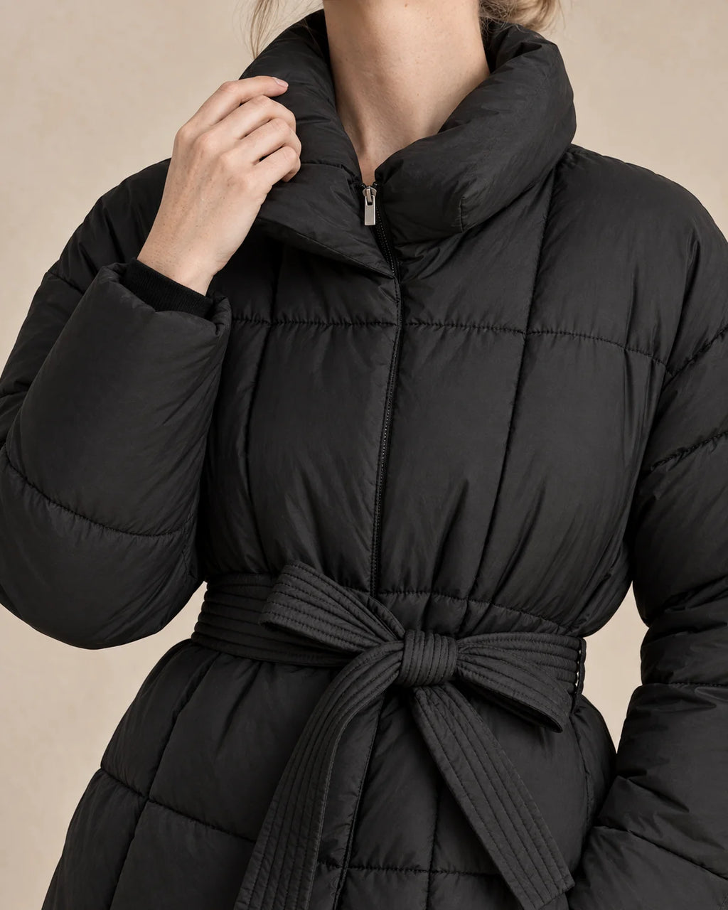 Korte Winterjas Dames met Kokerkraag in Zwart, gedragen door model, detail