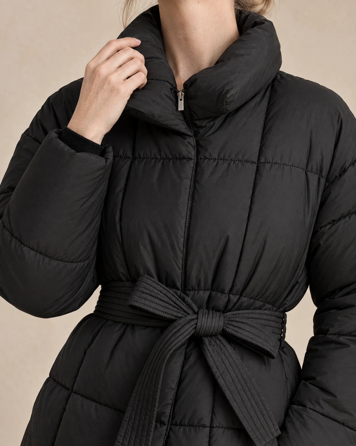 Korte Winterjas Dames met Kokerkraag in Zwart, gedragen door model, detail
