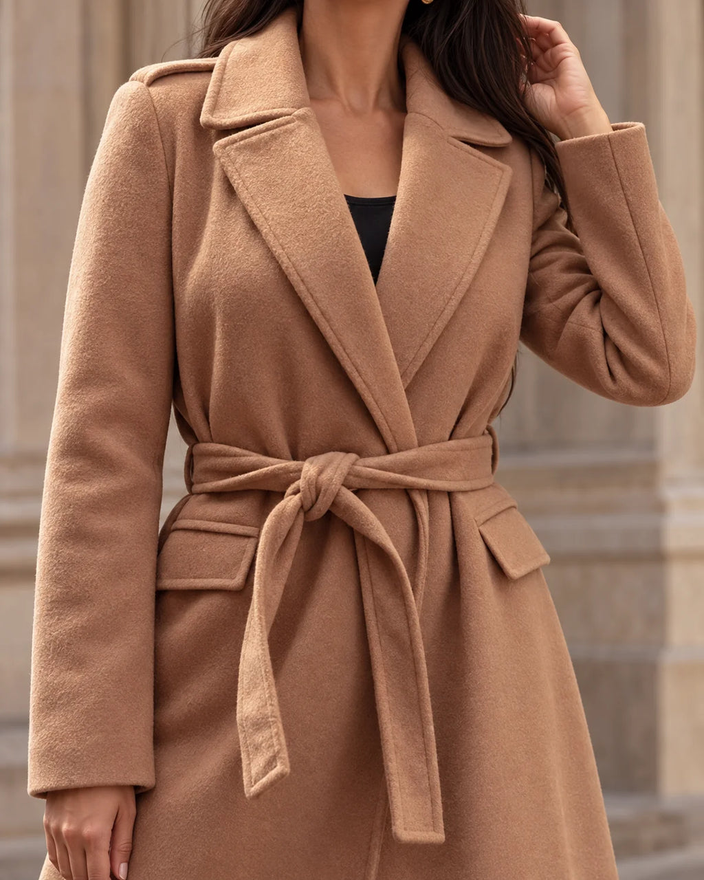 Lange Wikkeljas Dames met Schoudertabs in Camel, gedragen door model, detail