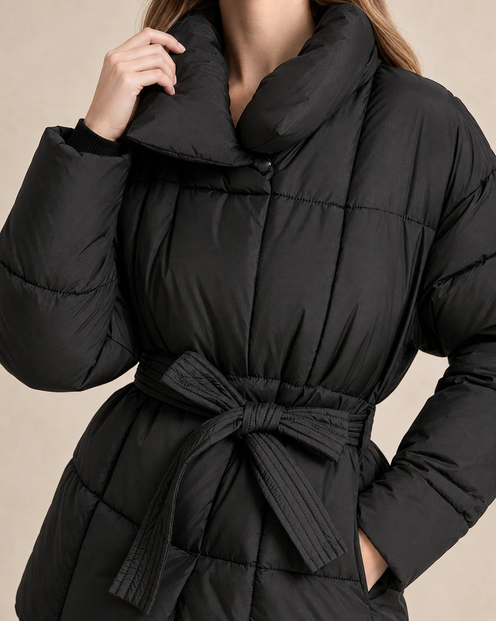 Korte Winterjas Dames met Ceintuur in Zwart, gedragen door model, detail