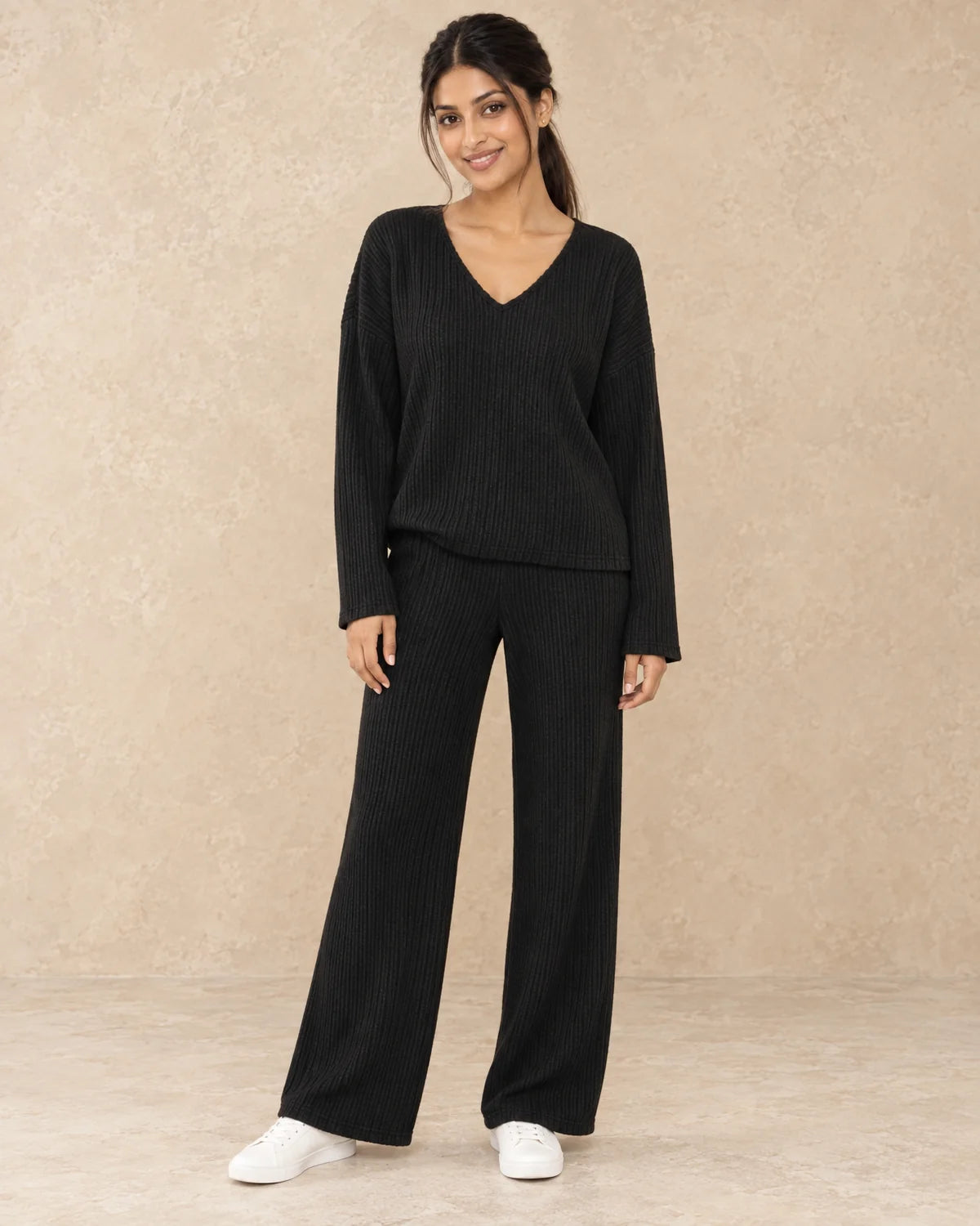 Gebreide Co-ord Set Dames met V-hals en Wijde Broek in Zwart, gedragen door model, vooraanzicht