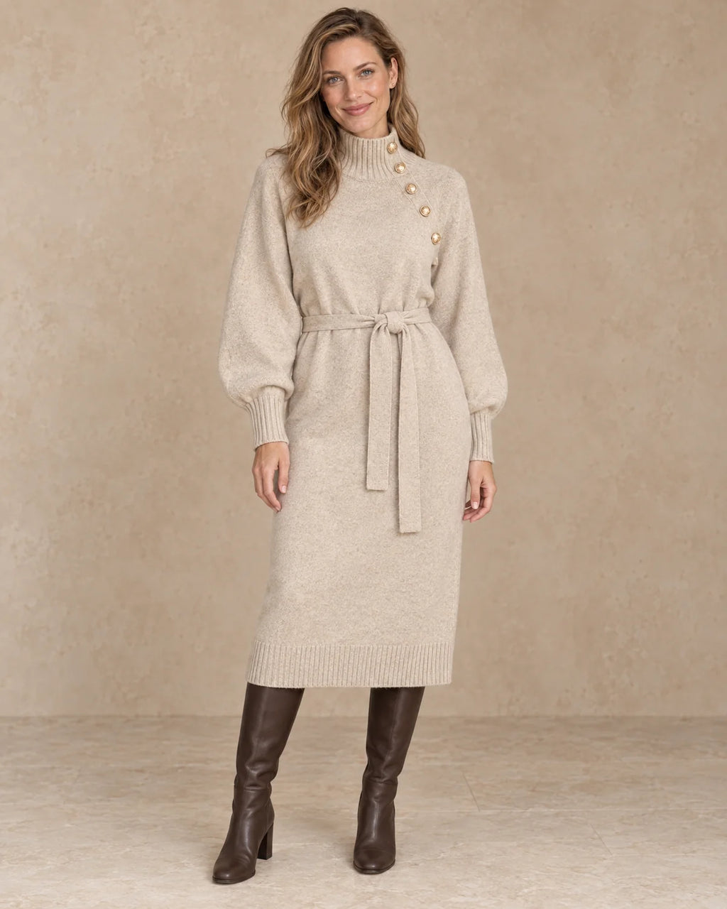 Gebreide Jurk Dames met Col en Knopen in Beige, gedragen door model, vooraanzicht