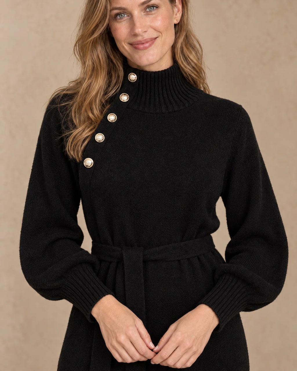 Gebreide Jurk Dames met Col en Knopen in Zwart, gedragen door model, detail van col en goudkleurige knopen