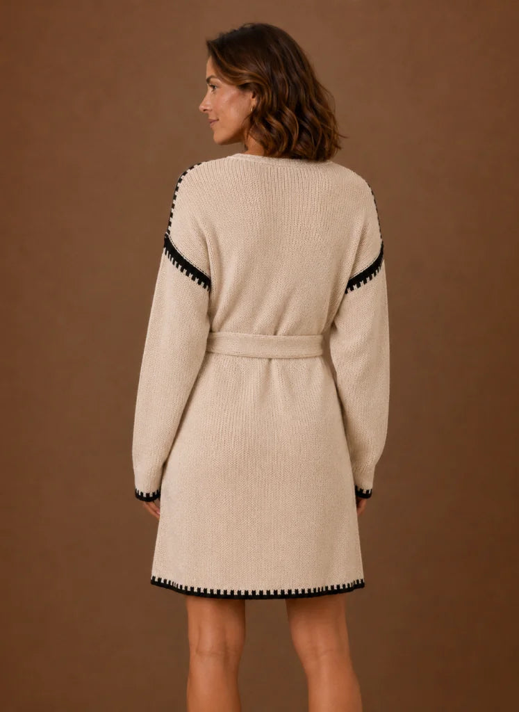 Gebreide Jurk Dames met V-Hals en Ceintuur in Beige, gedragen door model, vooraanzicht