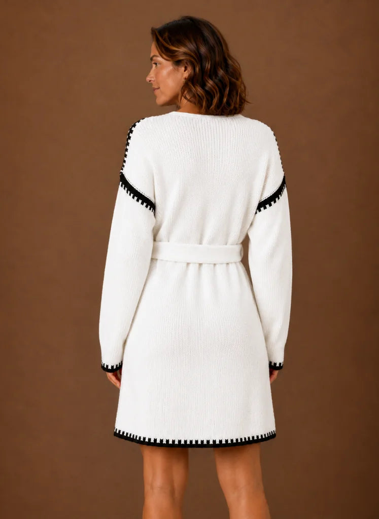 Gebreide Jurk Dames met V-Hals en Ceintuur in Beige, gedragen door model, detailfoto