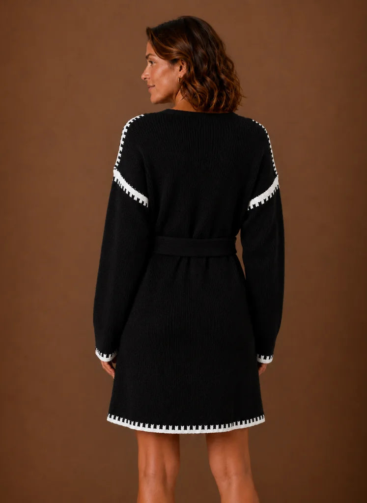 Gebreide Jurk Dames met V-Hals en Ceintuur in Beige, gedragen door model, achteraanzicht