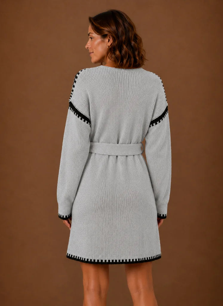 Gebreide Jurk Dames met V-Hals en Ceintuur in Beige, gedragen door model, stylingbeeld