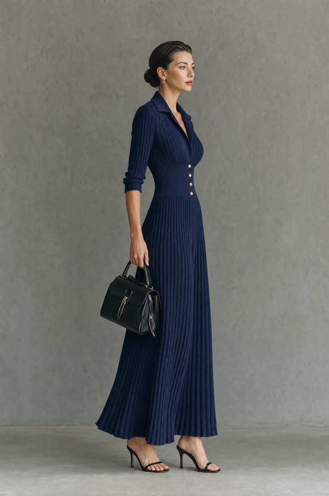 Gebreide Maxi-Jurk Dames met Knopen in Marineblauw, gedragen door model, zijaanzicht