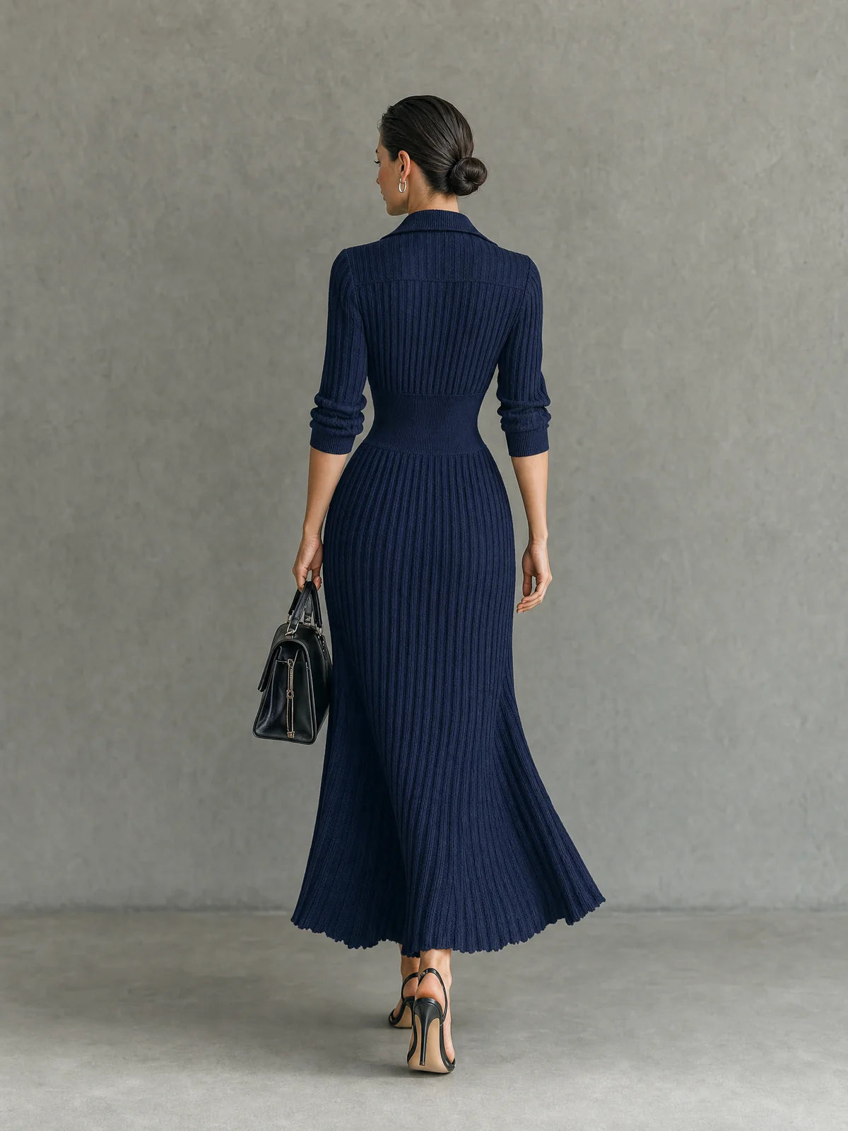 Gebreide Maxi-Jurk Dames met Knopen in Marineblauw, gedragen door model, detailfoto