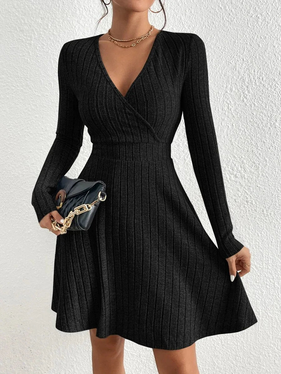 Geribde Mini-Jurk Dames met Overslag in Zwart, gedragen door model, achteraanzicht