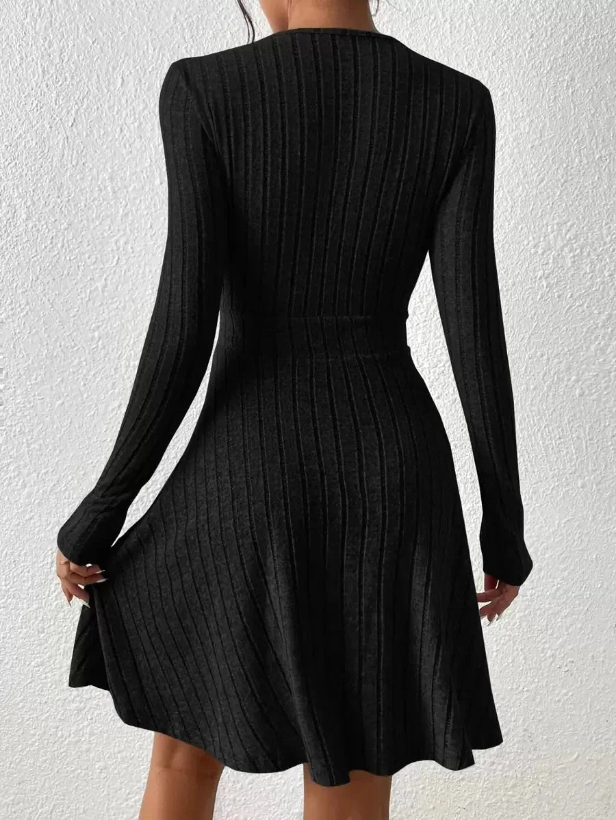 Geribde Mini-Jurk Dames met Overslag in Zwart, gedragen door model, stylingbeeld