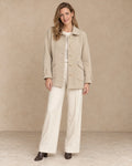 Korte Oversized Jas Dames met Knopen in Beige, gedragen door model, vooraanzicht