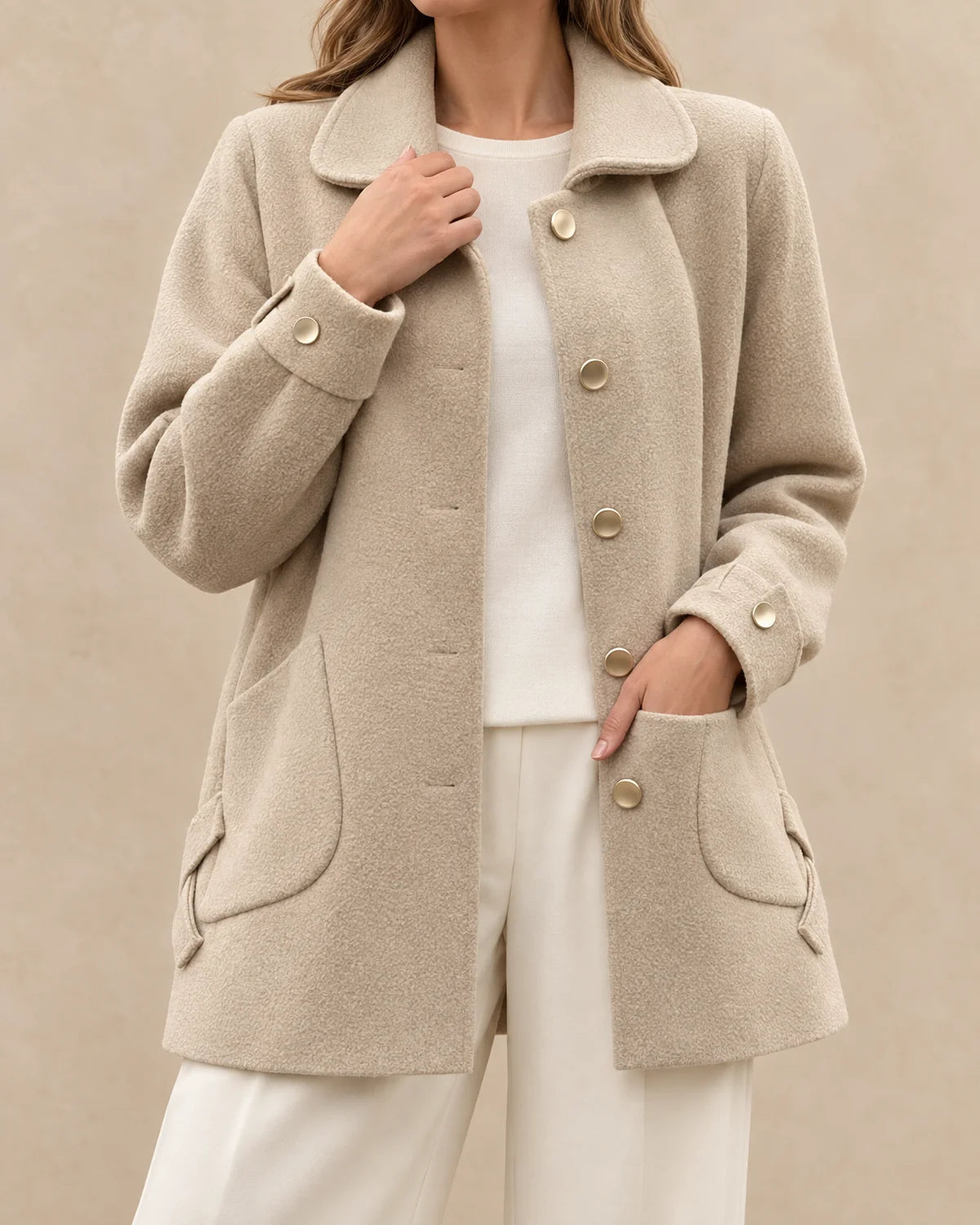 Korte Oversized Jas Dames met Knopen in Beige, gedragen door model, detail