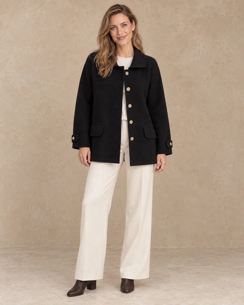 Korte Oversized Jas Dames met Knopen in Zwart, gedragen door model, vooraanzicht