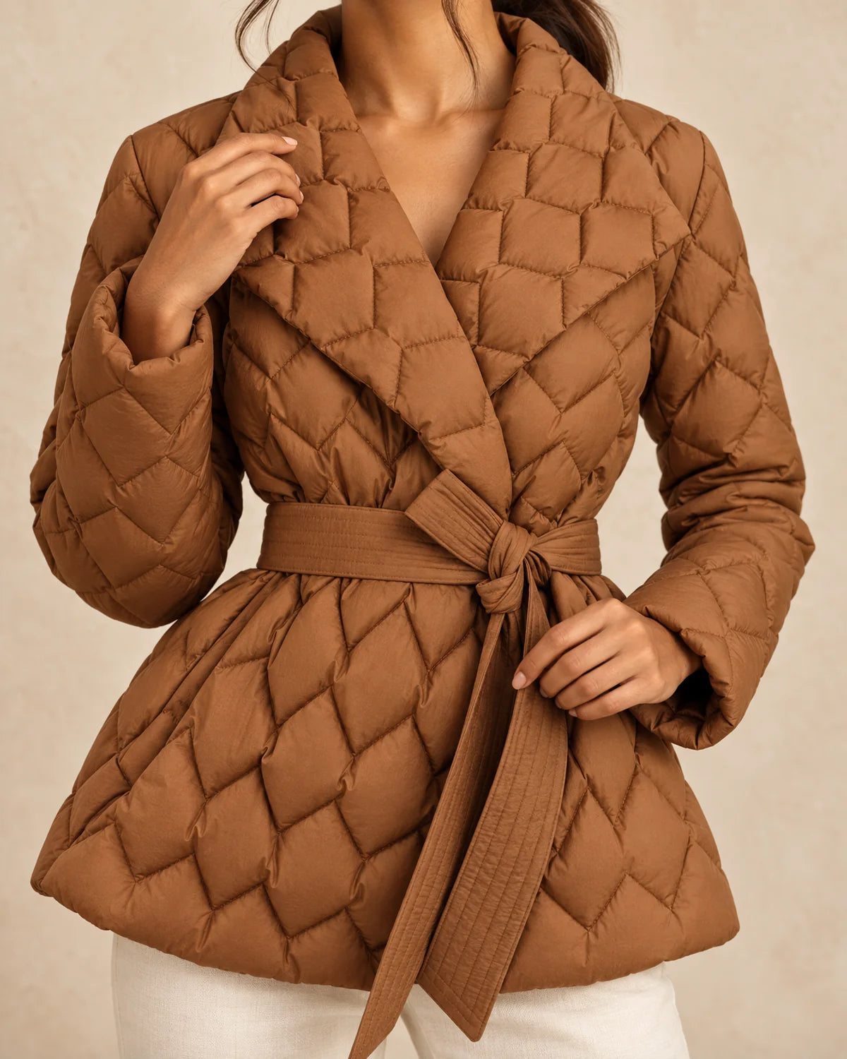 Getailleerde Winterjas Dames met Ceintuur in Karamel, gedragen door model, detail