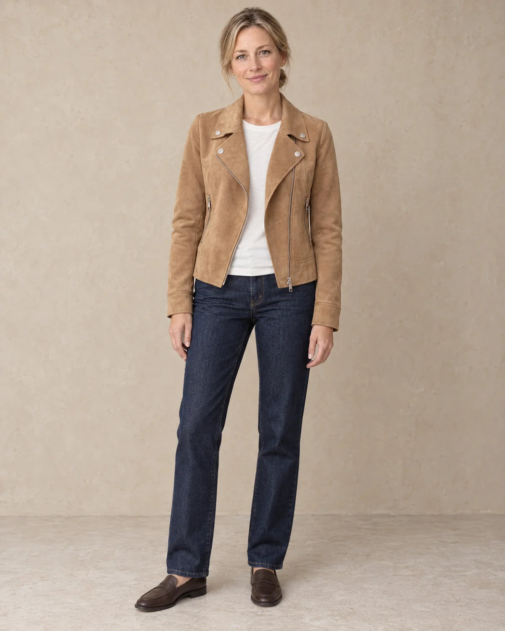 Korte Jas Dames Bikermodel met Schuine Rits in Camel, gedragen door model, vooraanzicht