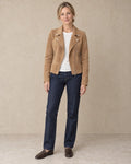 Korte Jas Dames Bikermodel met Schuine Rits in Camel, gedragen door model, vooraanzicht